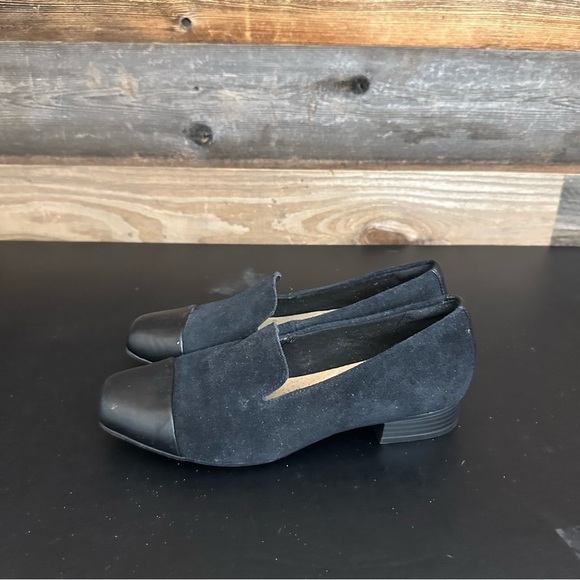 Clarks Women's Tilmont Step Loafer Black Suede Slip On Cap Toe Size 7M NEW - Picture 2 of 9